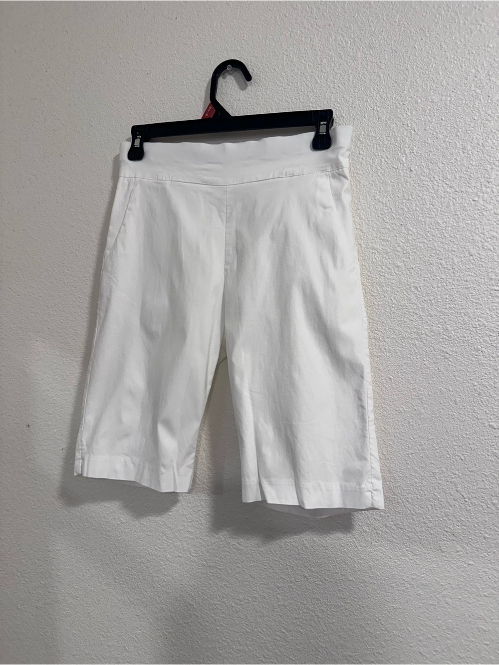 Women’s White Knee-Length Pull-On Capris